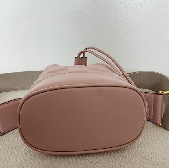 Gucci GG Matelasse bucket bag - Picture 6 of 6